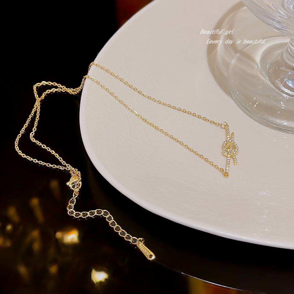A new minimalist and versatile heart-shaped necklace for women, featuring a light luxury and niche design. It's a collarbone chain Application Scenario