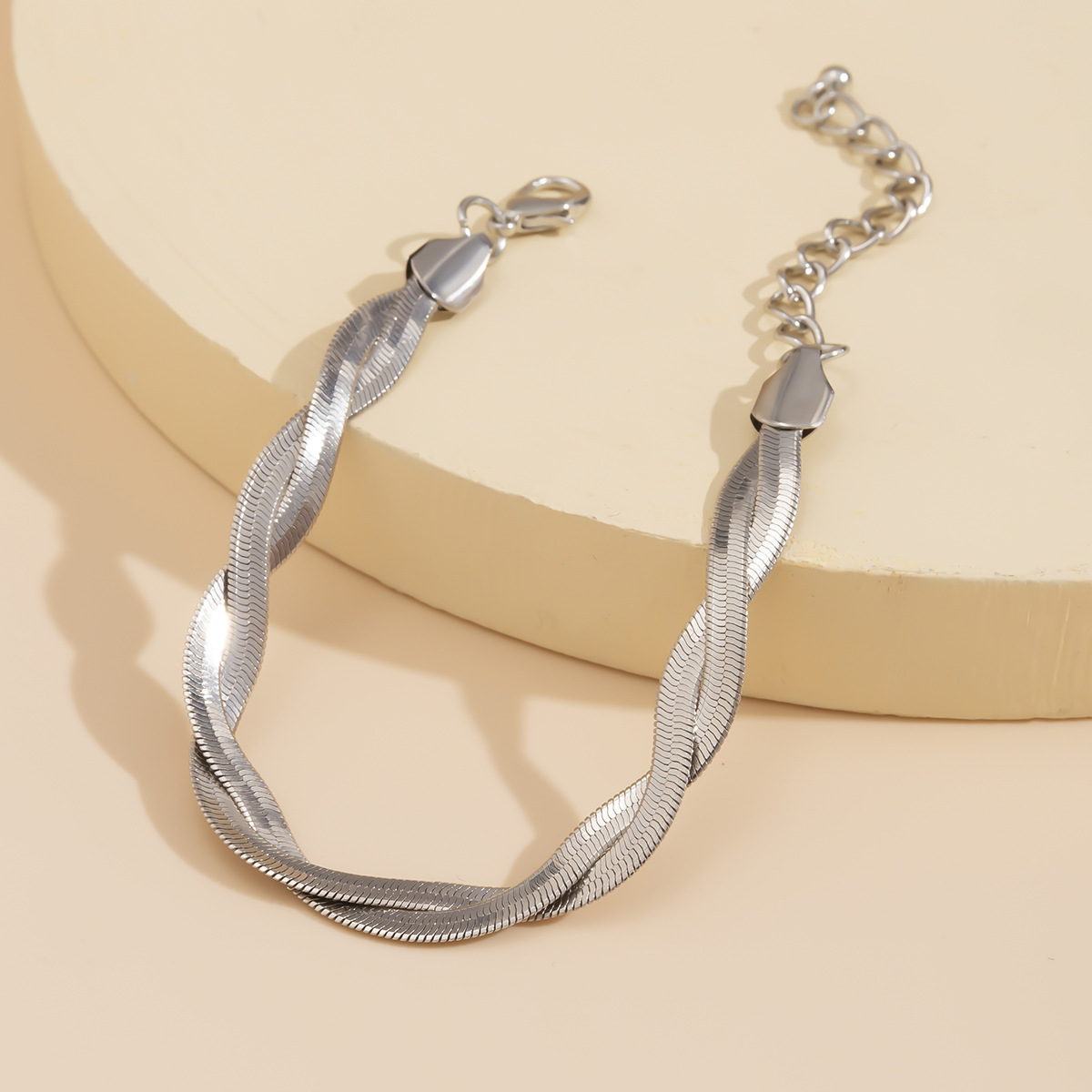 Cold and sexy single-layer wound snake bone necklace, simple and elegant woven metal necklace, European and American cross-border jewelry Application Scenario