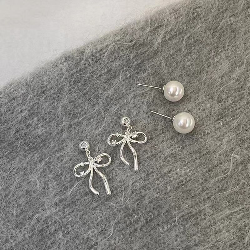 Perfect girl ~ Niche bow pearl earrings for women, 2025 New bestseller stud earrings, versatile earrings, high-end feel Application Scenario