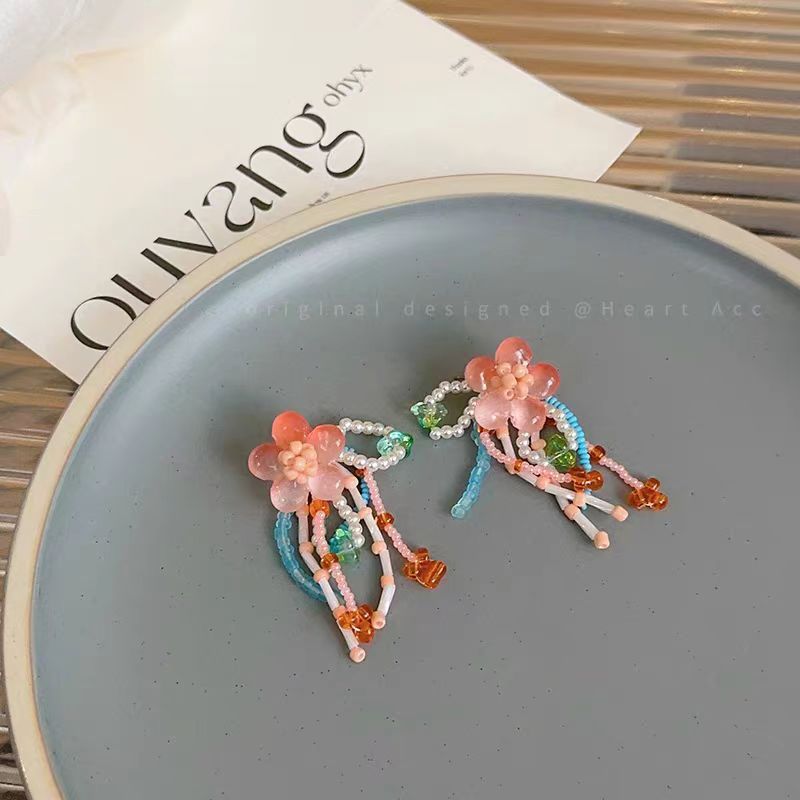The small flower-patterned tassel and beaded stud earrings are a fairy-like vacation forest-themed niche earrings that are suitable for round and square faces Application Scenario