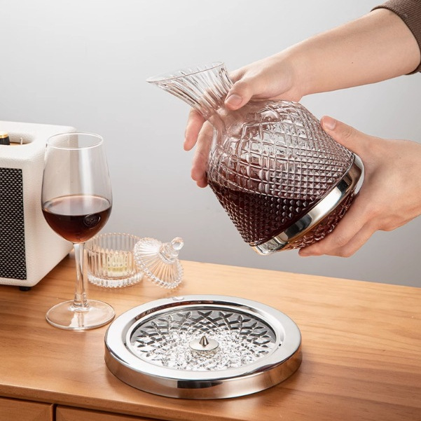 The unbreakable decanter, a light luxury high-footed wine glass set for home use, is a high-end rotating silver top wine decanter Specification drawing