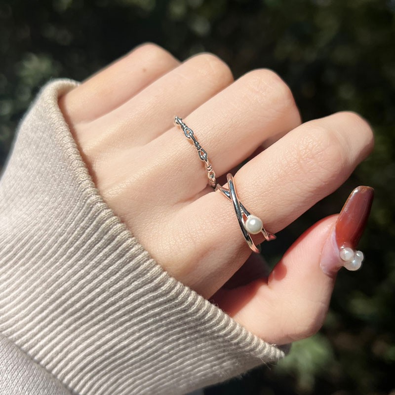 Layering and pairing with a simple pearl cross-opening ring, this is a niche design for women, exuding a sense of light luxury and sophistication, and is exquisite and fashionable details Picture