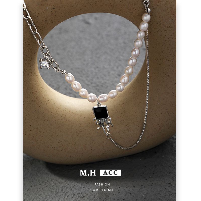 Natural pearl necklaces with a fashionable and versatile design for autumn and winter, simple and retro unique sweater chains, and exquisite wholesale necklaces details Picture