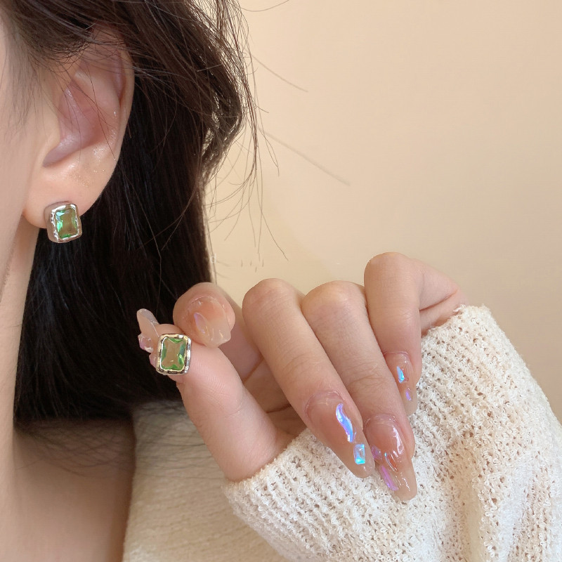 Super elegant! Green zircon square stud earrings exude a high-end feminine charm. Simple and versatile earrings are a new trend in 2025 Specification drawing
