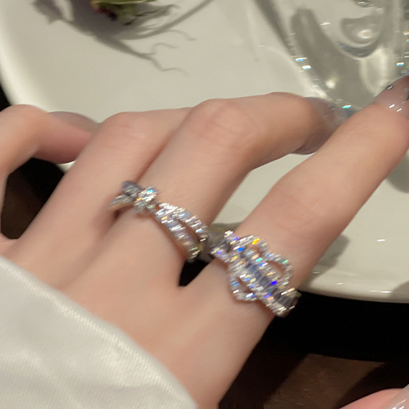 A high-end heart-shaped cross-zirconia ring for women on Instagram, a cold and niche index finger ring, a light luxury and exquisite open-top ring details Picture