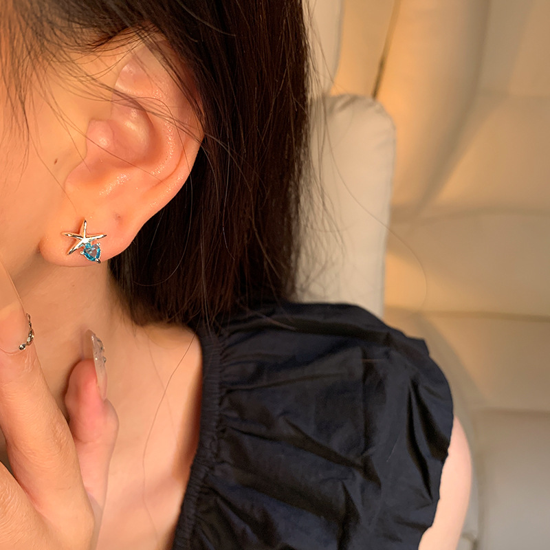 Asymmetrical starfish dolphin stud earrings for women, fashionable, light luxury, elegant and versatile pearl earrings, wholesale of internet-famous earrings Application Scenario
