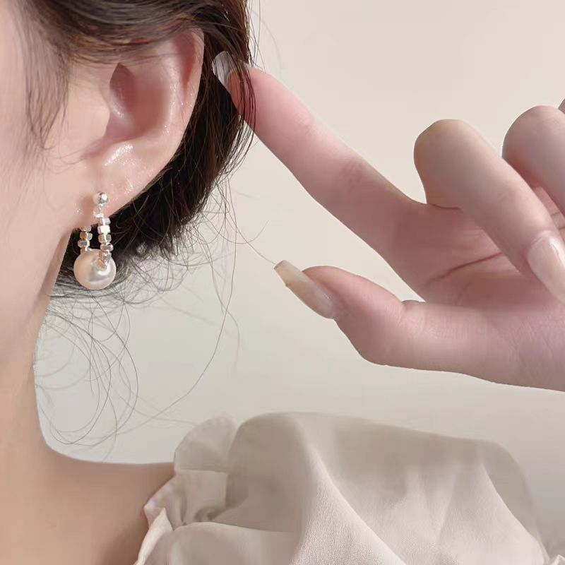ins Elegant Style ~ Silver Pearl Earrings 2025 New Niche design High-end stud earrings, elegant and light luxury earrings details Picture