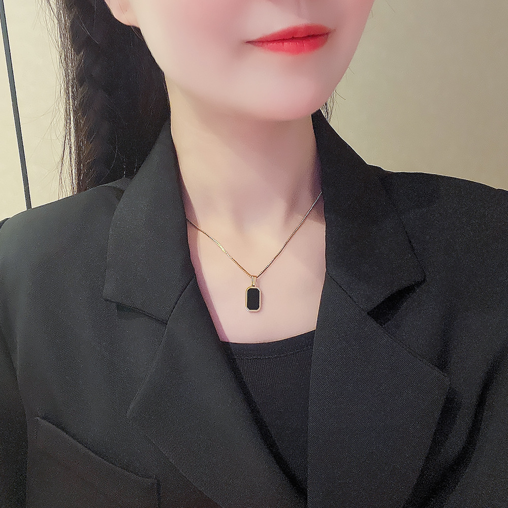 Korean-style black retro square necklace, versatile for women, fashionable for hot girls, 18K gold collarbone chain, titanium steel jewelry for women Specification drawing
