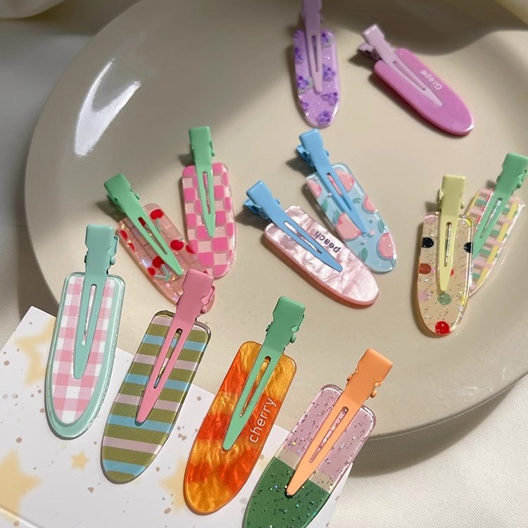 The printed seamless hair clip is sweet and cute. It's a new spring and summer style hair clip for children. It's stylish and versatile for girls and students full figure