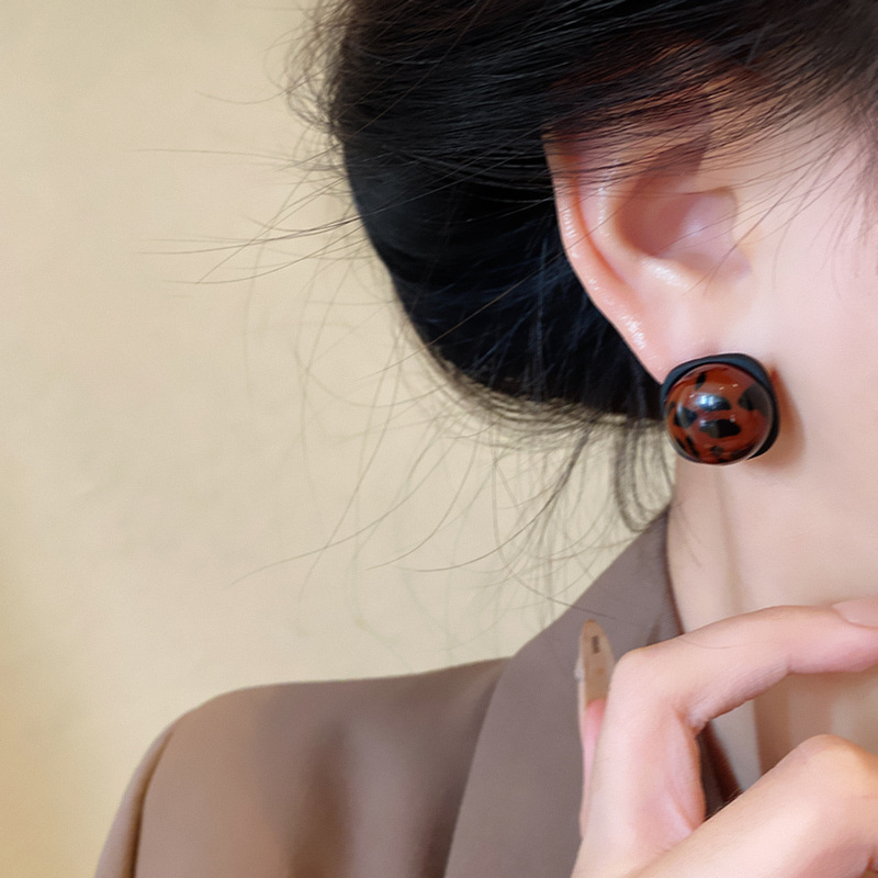 Wine red leopard print square stud women's 2024 new autumn and winter retro earrings, fashionable and versatile earrings Specification drawing