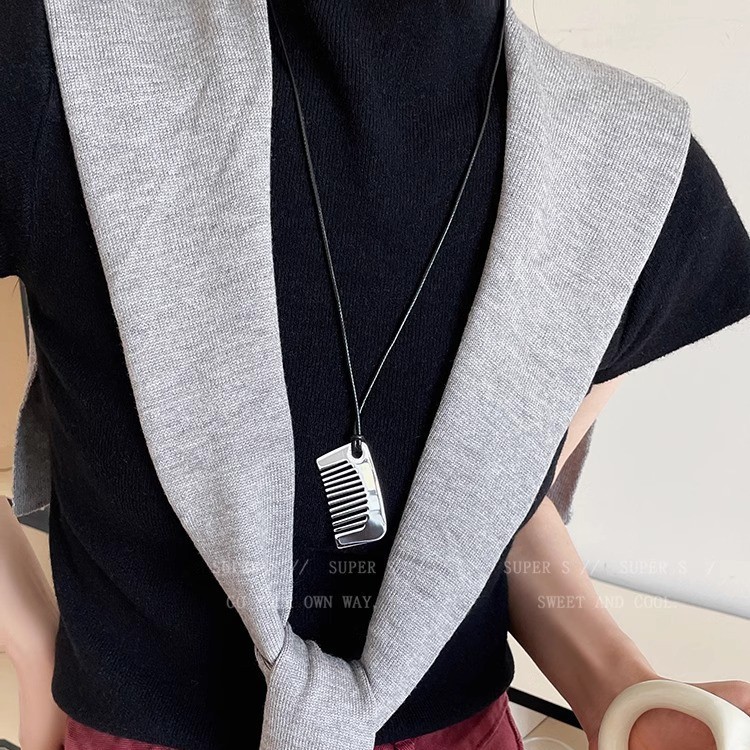 Korean niche leopard print acetate comb pendant, black rope necklace, women's design sense, versatile necklace, sweater chain details Picture