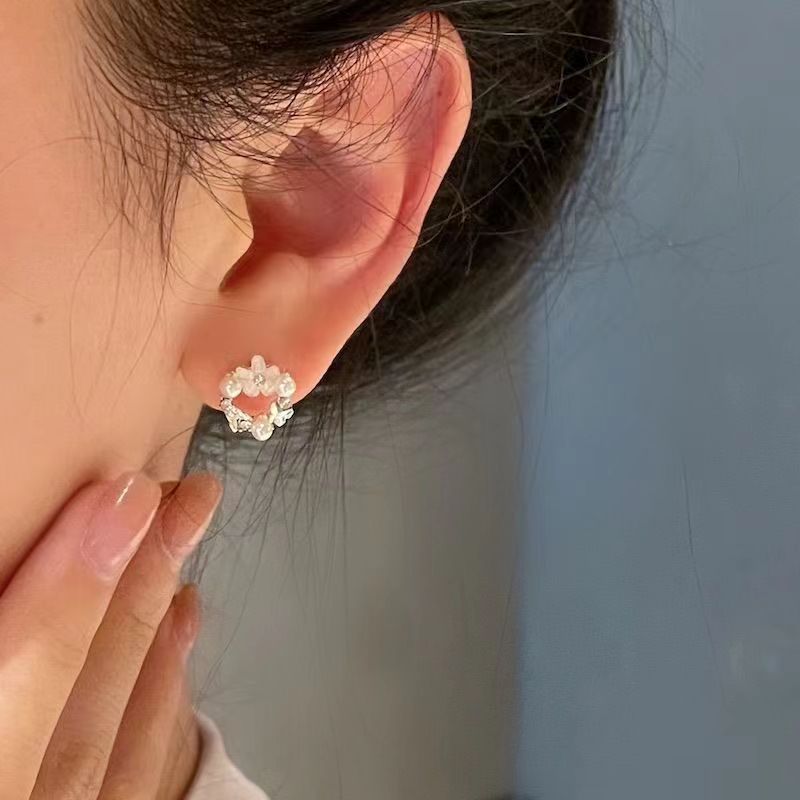 The new Super Fairy exquisite flower butterfly Stud three-pair set is simple, exquisite and small, and is a versatile daily ear accessory and earring Application Scenario