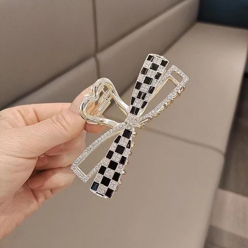 The bow water diamond checkerboard design gives a sense of a large amount of hair at the back of the head. The shark clip is a large and elegant metal hair clip for women Specification drawing