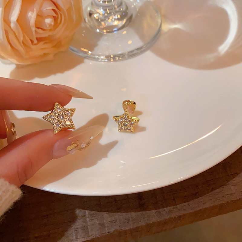 Micro-inlaid zircon five-pointed star ear buckles for women, with a light luxury, niche and high-end feel, are unique and elegant earrings and fashionable commuting earrings Specification drawing