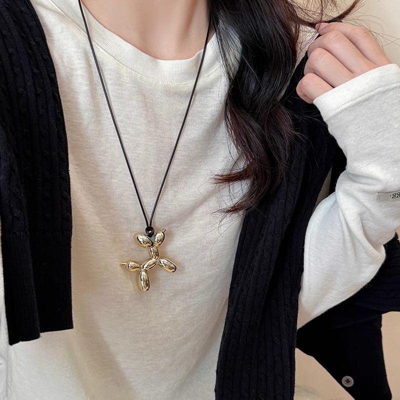 Black rope balloon dog pendant necklace, feminine and niche design, sweater chain, personalized hip-hop couple accessories full figure