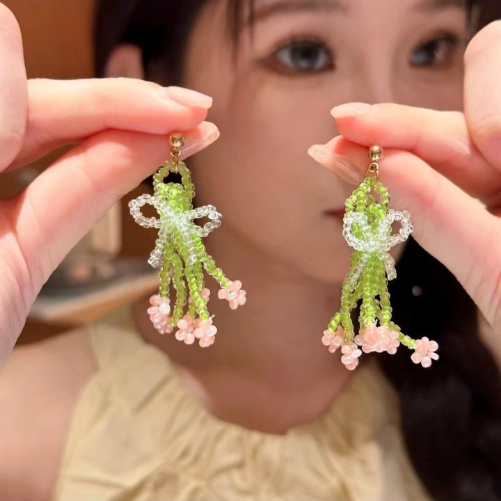 In the prime of life! Beaded woven stud earrings! Vacation style flower bouquets and tassel earrings, cold style forest sweet earrings full figure