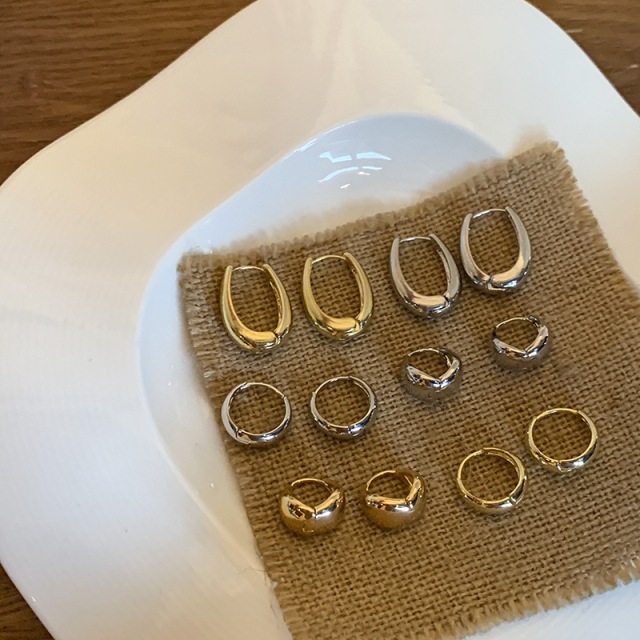 New circular ear buckles with a unique and niche design, exquisite and small earrings, versatile and simple stud earrings and earrings for women full figure