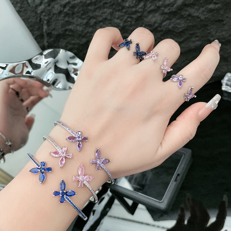 The new women's double butterfly bracelet with a touch of light luxury and ethereal charm, featuring full diamonds and a high-end, niche, cold and sweet style full figure