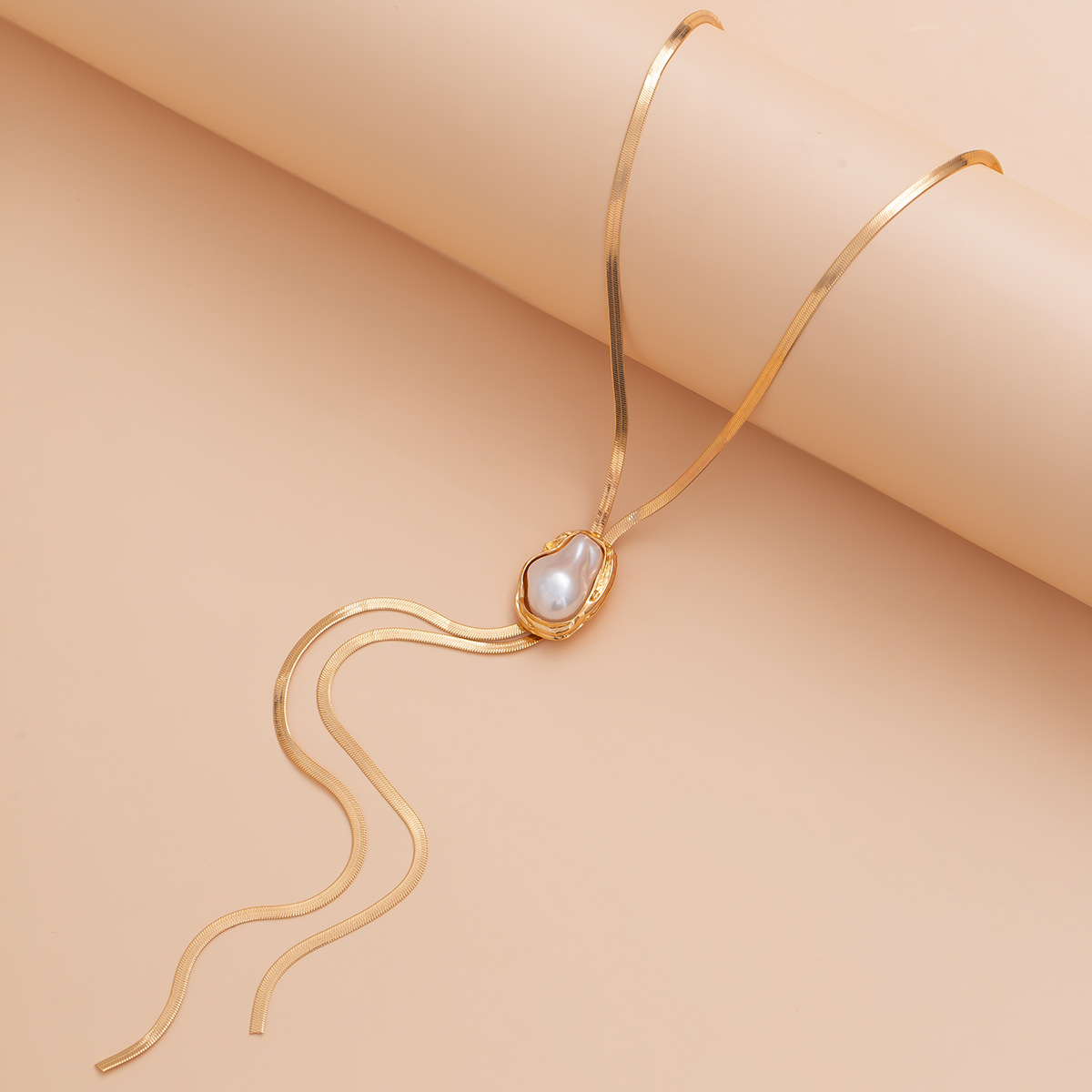 European and American cross-border jewelry, Spicy Girl Y-shaped metallic collarbone chain, ins style inlaid pearl flat aluminum chain necklace Application Scenario