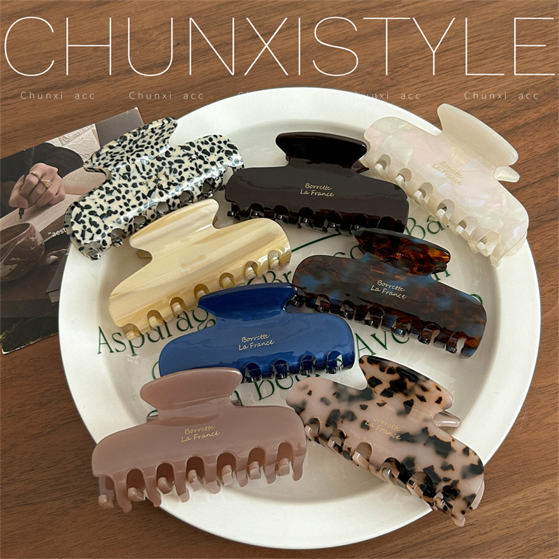 The new 2024 high-end autumn and winter style of the French acetate hairpin for women, featuring a wavy, grabber and shark clip hair accessory full figure