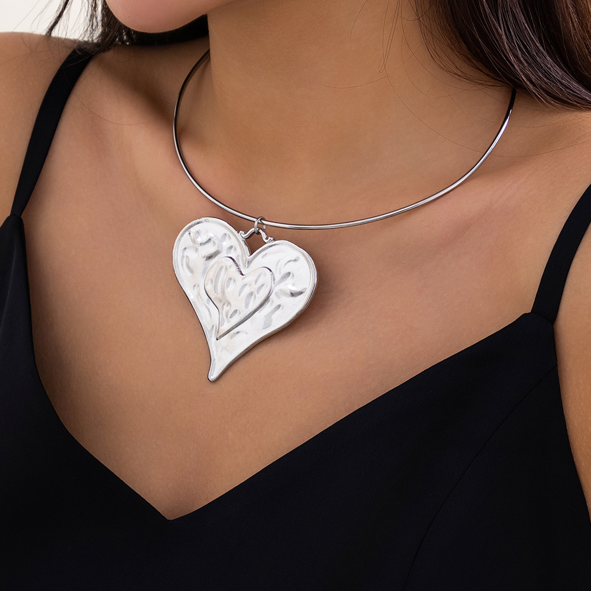 European and American cross-border jewelry, Gothic style choker female punk metal neckband, niche geometric exaggerated heart-shaped collar Specification drawing