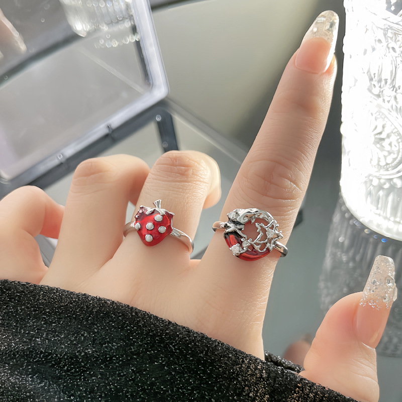The red crescent-shaped ring of the female star moon exudes a light luxury and high-end feel. It features a unique, fashionable and individual design, as well as a sweet and cool strawberry ring full figure