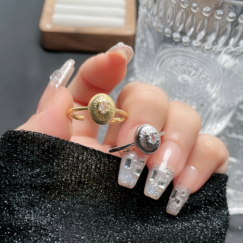 A niche, light luxury and fashionable Italian brushed open ring with a cold and elegant female style, star-shaped oval retro food ring full figure