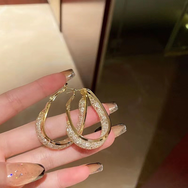 Wholesale of classic and retro European and American metal earrings, cold and cool style for women on Instagram, and high-end earrings for socialites Application Scenario