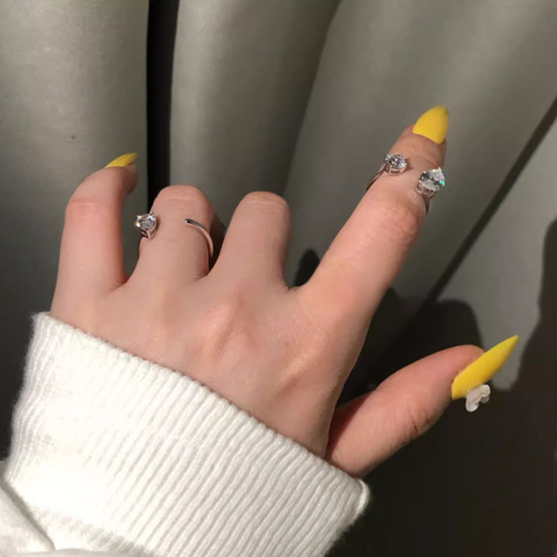This is a super trendy and dazzling joint ring for women. The opening is adjustable and the ring is versatile. It is full of diamonds and has a simple and elegant style. It is a cool index finger ring Application Scenario