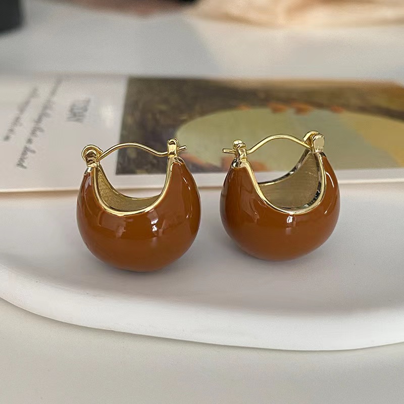 Maillard series coffee-colored round earrings for women, a new style in 2025, with a trendy and high-end feel, retro and elegant, niche earrings Application Scenario