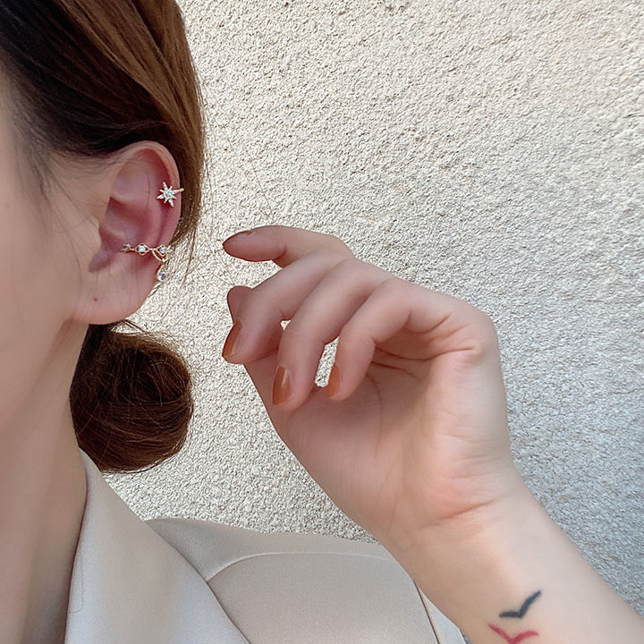 The diamond-encrusted ear clips exude a cold and retro feminine charm. The ear bone studs have no ear holes and are ethereal and forest-like, extremely fairy-like details Picture