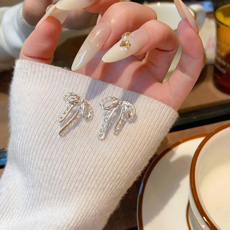 Hollowed-out ribbon bow earrings for women, with a light luxury, niche and high-end feel, versatile and elegant. Tassel ear studs are best-selling earrings Specification drawing