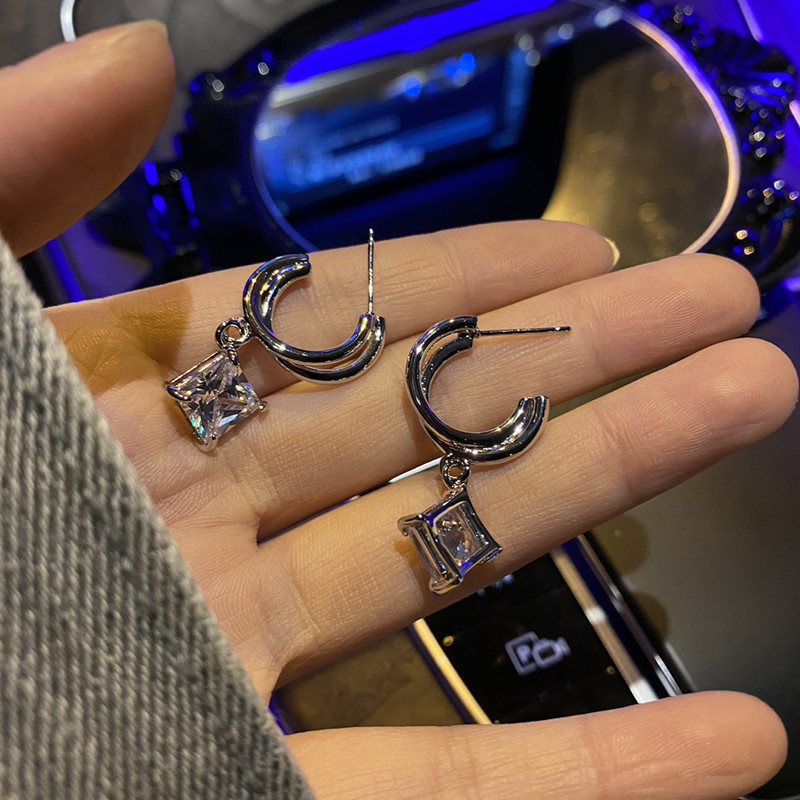 The standard accessory for hot girls is the niche ear rings, super sparkling earrings, and the new trendy ear studs from 2025. It's a niche design of earrings for women Item Picture