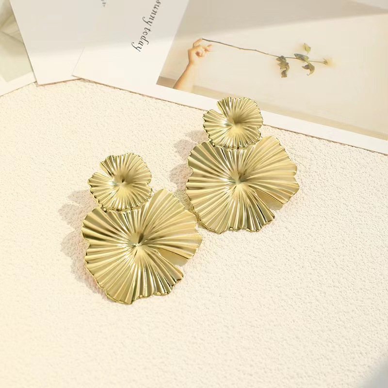Exaggerated and fashionable cross-border style metal sequined stud earrings, elegant and high-end European and American cold style earrings and earrings Specification drawing