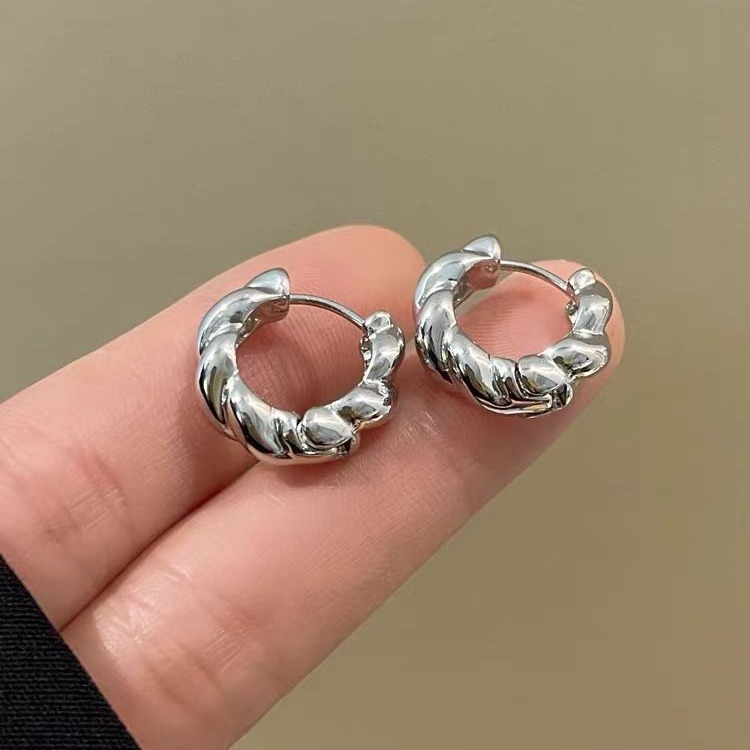 High-end light luxury metal twist ear buckle earrings, niche design sense ear rings, ear buckles, new unique ear studs and earrings Application Scenario