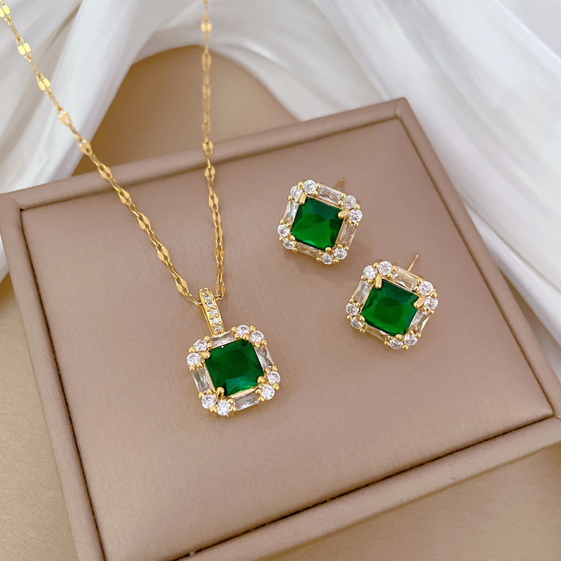 【 Titanium Steel 】 Necklace and earring set, light luxury Full diamond green square, personalized and elegant banquet earrings and necklaces full figure