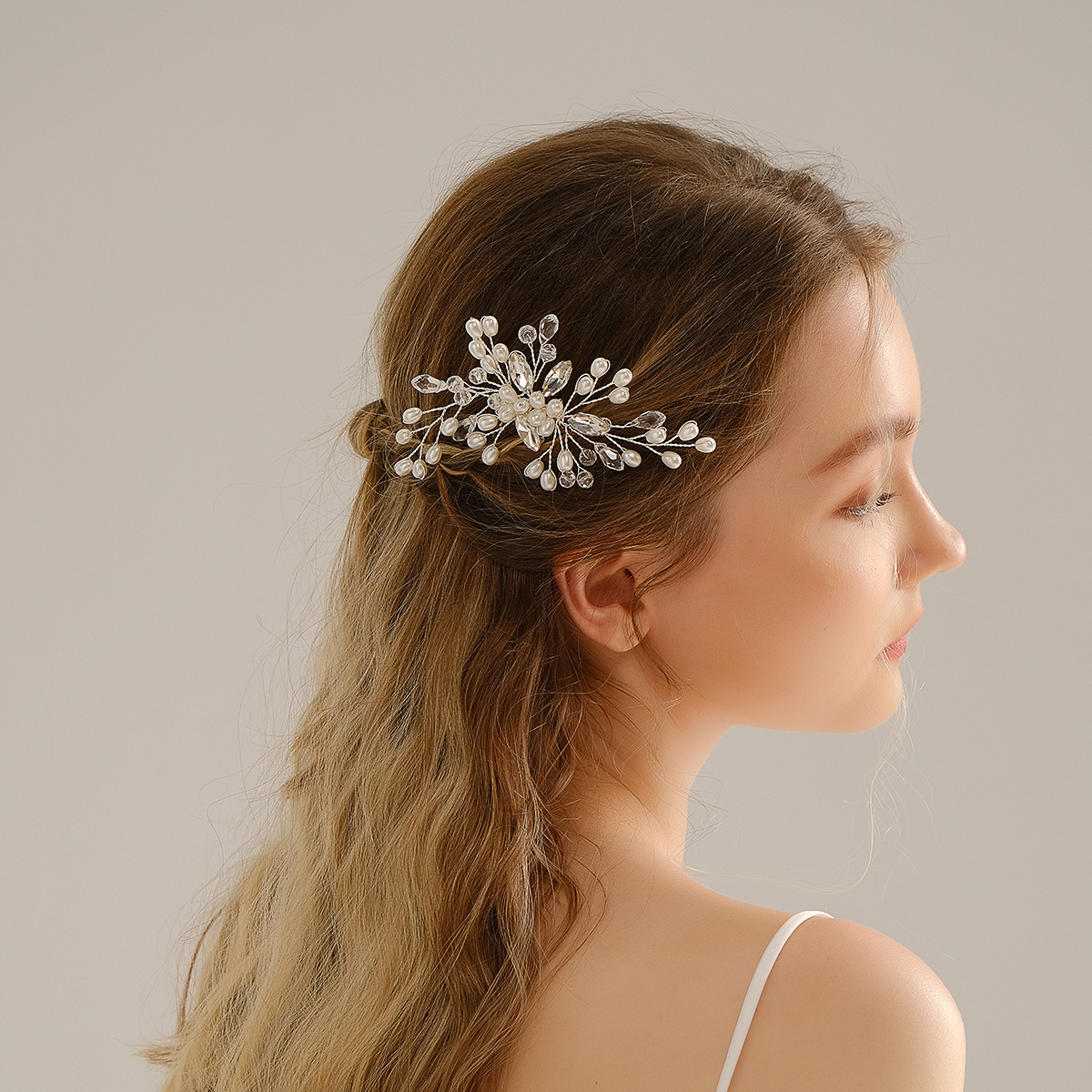 Bride's accessories: European and American wedding dress headwear, handcrafted rhinestone and pearl comb, five-toothed updo and pearl comb at the back of the head full figure