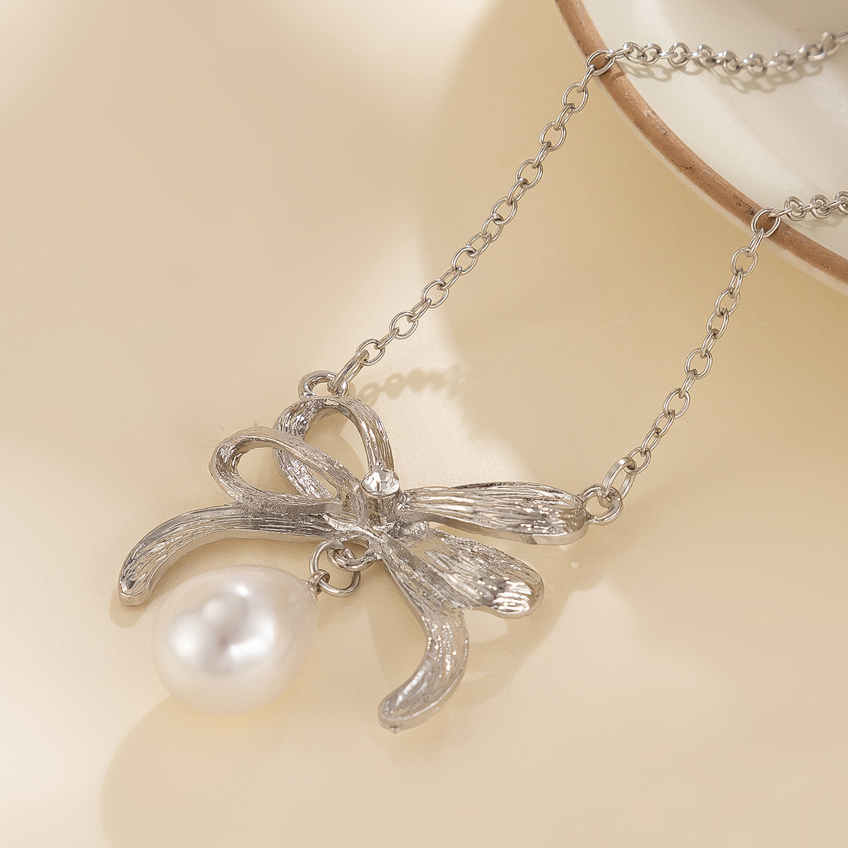 European and American cross-border jewelry bow, round plate cross chain necklace, imitation pearl alloy iron chain, ins collarbone chain Application Scenario
