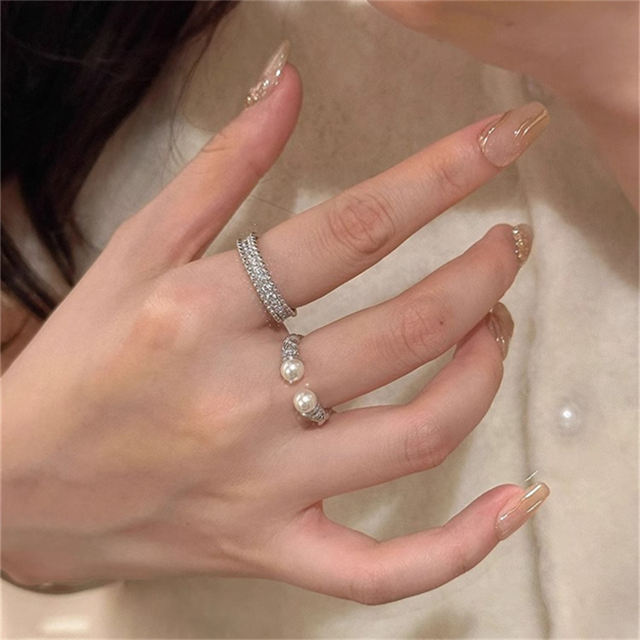 A new mid-style twisted pearl open-top ring with a light luxury and high-end feel. It features a niche design and is a trendy index finger ring Application Scenario