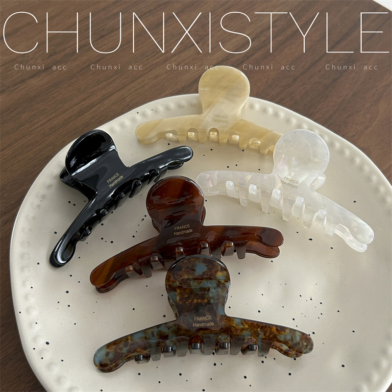 Sour hair clips for women exude a sense of sophistication. The back of the head is a wavy shark clip, a popular Korean hairpin accessory full figure