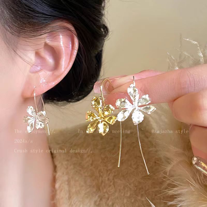 The court iris flower ear hook is a new and popular high-end earring for girls in 2025. It is a retro, fashionable and unique earring accessory full figure
