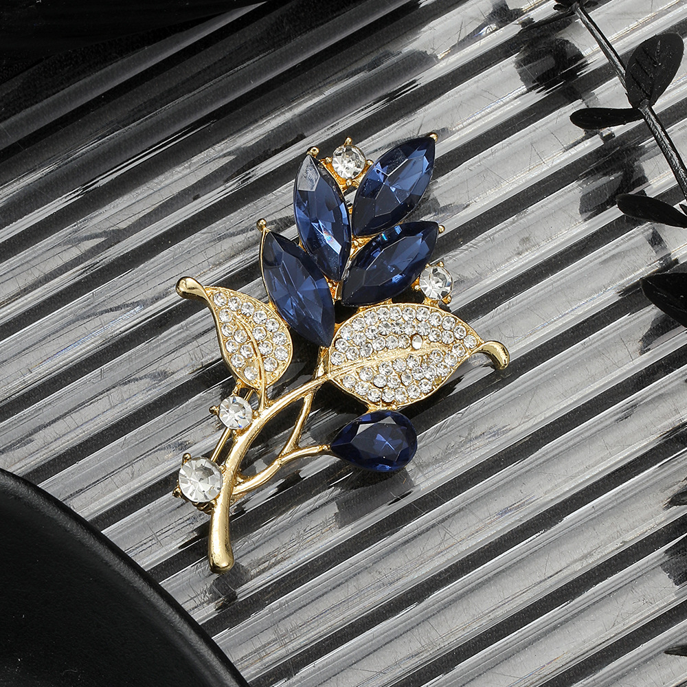 Cross-border European and American blue crystal leaf diamond-encrusted elegant brooch, light luxury and niche design sense, suit cheongsam, brooch for women Specification drawing