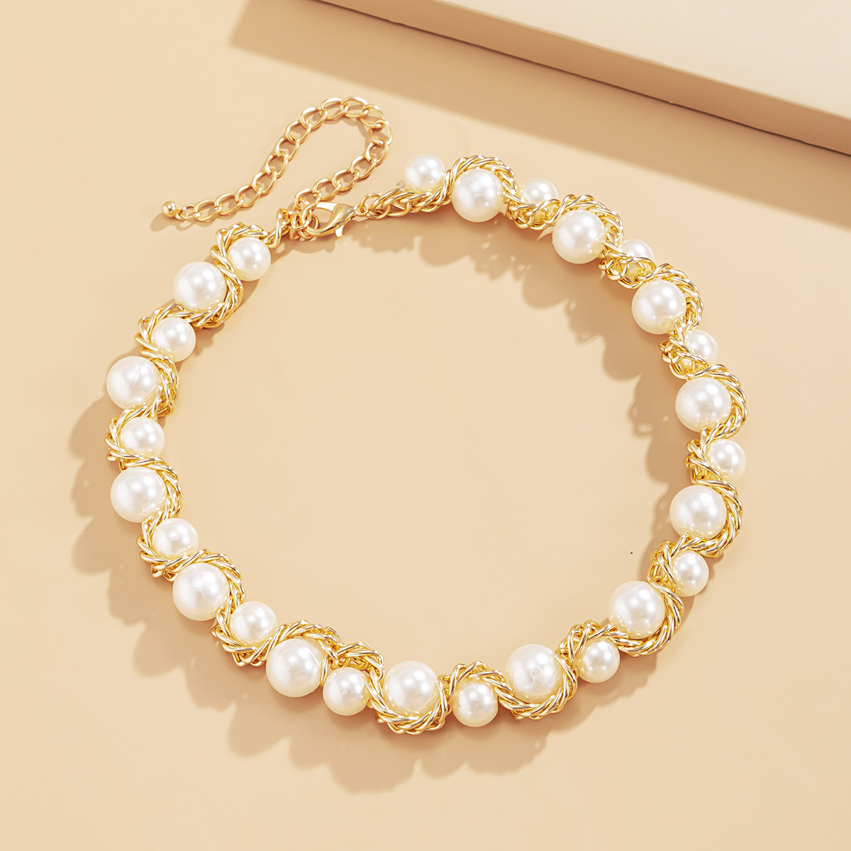 European and American retro single-layer woven and wrapped fashionable imitation pearl necklace, Baroque metal twist chain necklace and necklace accessory Application Scenario