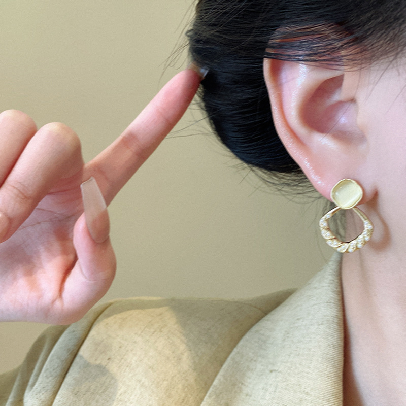 Korean-style cat's eye stone diamond-shaped pearl stud earrings for women, with a light luxury and high-end style, are fashionable, versatile and unique earrings Application Scenario