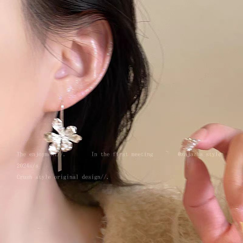 The court iris flower ear hook is a new and popular high-end earring for girls in 2025. It is a retro, fashionable and unique earring accessory Application Scenario
