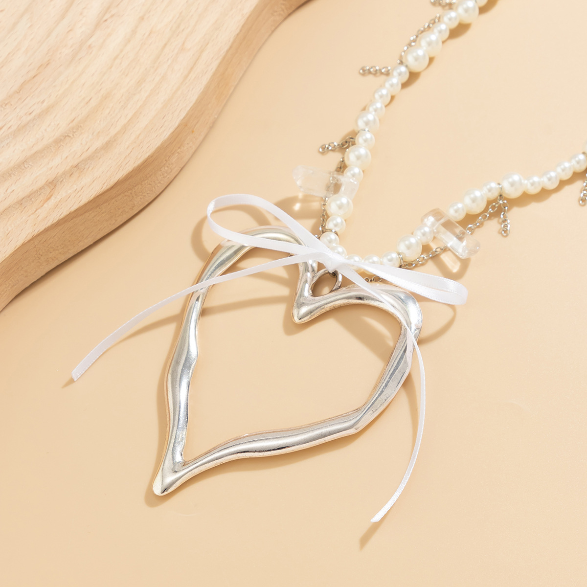 European and American cross-border exaggerated metal large heart pendant necklace, sweet and elegant female imitation pearl bow necklace Application Scenario