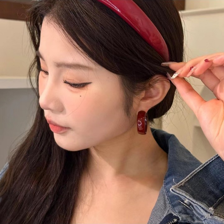Elegant Ankela red circle ear loops, retro Hong Kong-style red glazed ear loops, a niche new design for autumn and winter, simple and individual details Picture