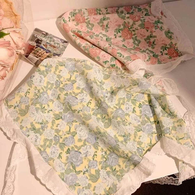 The floral lace hair band exudes a feminine charm and is a popular photo spot. The silk scarf exudes a sweet and cute vibe. The triangular scarf is a trendy headwear and hair accessory details Picture