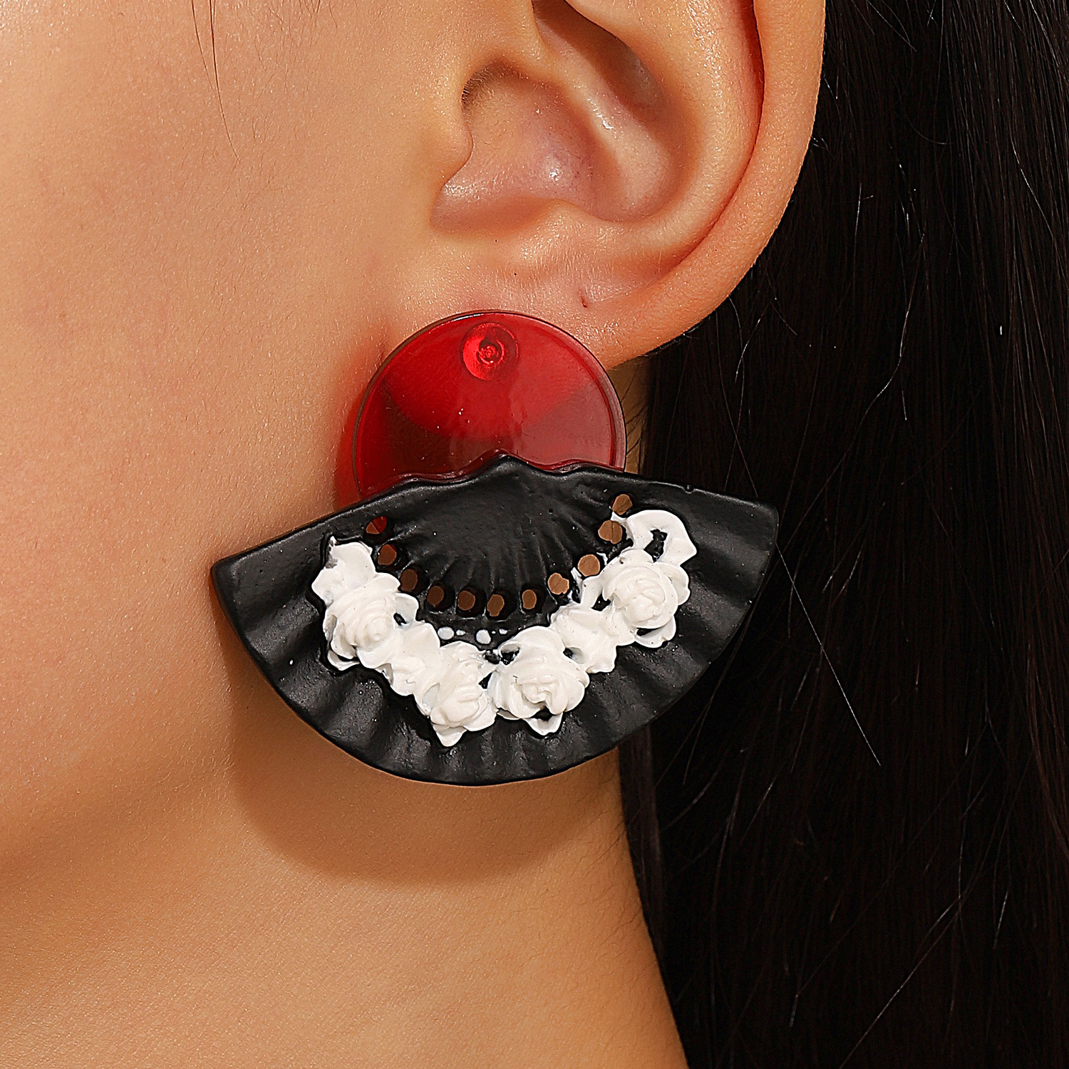 New Chinese-style three-dimensional relief fan-shaped earrings, InS-style European and American retro exaggerated folding fan stud earrings, cross-border earrings full figure