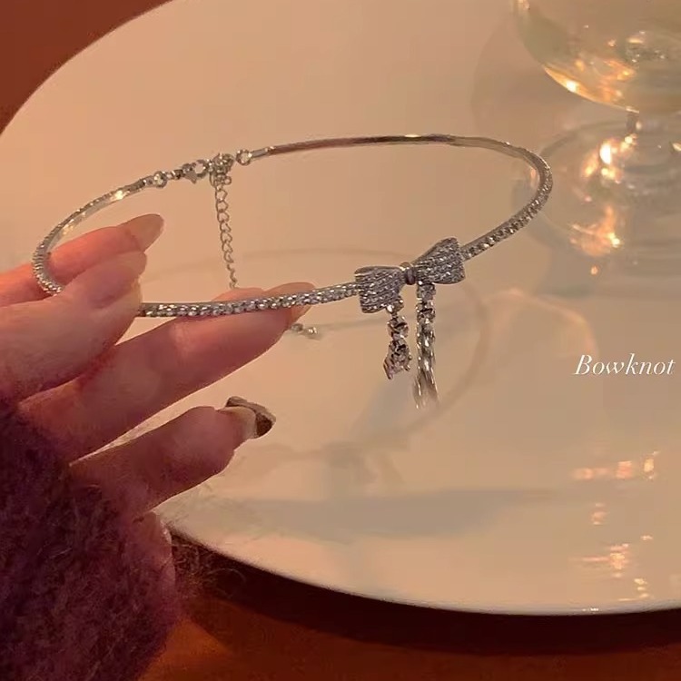 Summer light luxury and niche design: Bow choker necklace, women's collarbone chain, collar, sweater chain, neck chain Application Scenario